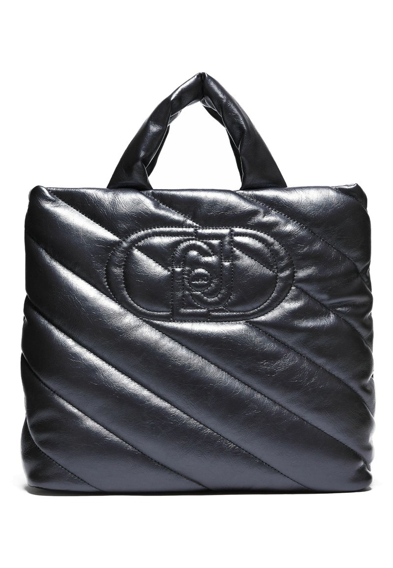 Borsa tote nera in pelle trapuntata con cuciture diagonali, manici morbidi imbottiti e logo circolare in rilievo sul davanti.