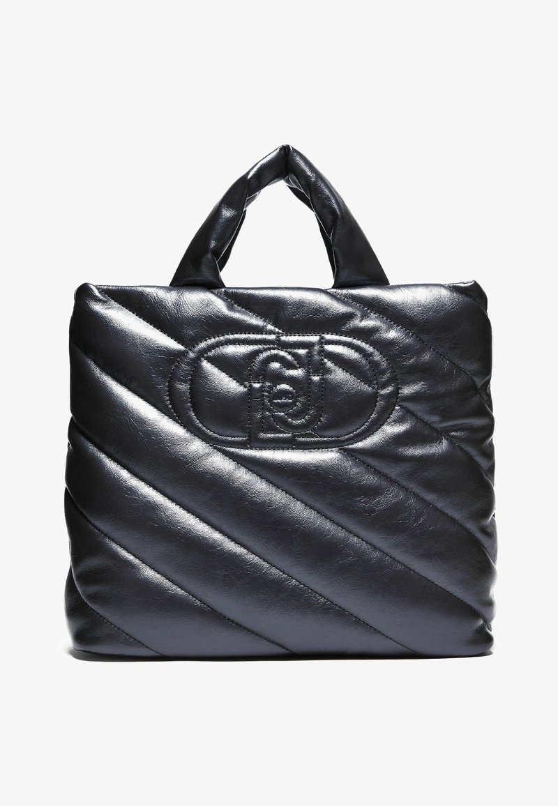Borsa tote nera in pelle trapuntata con cuciture diagonali, manici morbidi imbottiti e logo circolare in rilievo sul davanti.