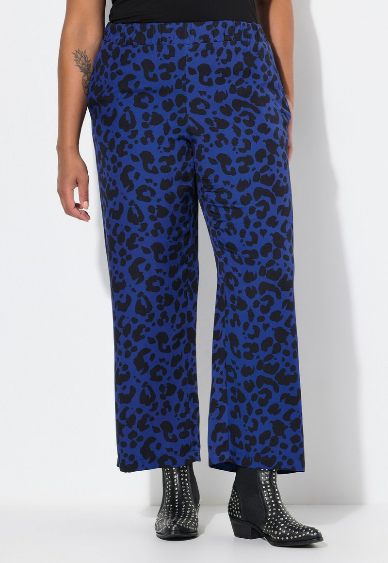 Blauwe luipaardprint wijde broek met een elastische tailleband, gecombineerd met zwarte gestikte enkellaarsjes. Glad stof met een relaxte pasvorm.