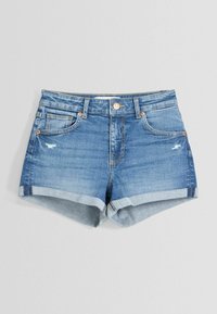 Denimshorts i medelblått med blekta partier och uppvikt fåll. Har fem fickor och metallknappstängning i midjan.