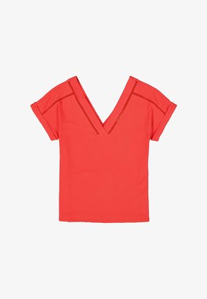 Rode v-hals t-shirt met korte opgerolde mouwen, gemaakt van zachte stof. Kenmerkend zijn de stikselaccenten langs de halslijn en schouders.