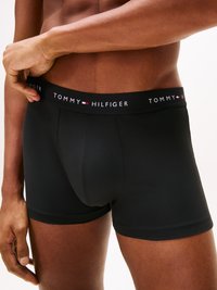 Boxer briefs neri realizzati in tessuto morbido, con una cintura con logo che presenta "TOMMY HILFIGER" in lettere bianche e accenti colorati.