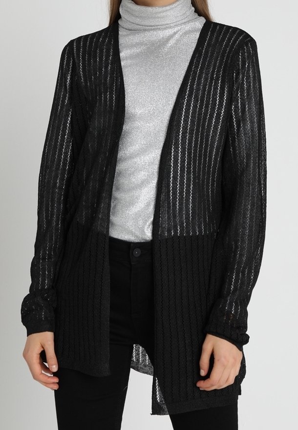 Černý kardigan s otevřeným předním dílem a vzorem svislých pruhů, lehká pletená textura, dlouhé rukávy a vrstvený design přes stříbrný rolák.