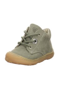 Grön textilankelsko med rund tås, snörning framtill och kontrasterande gummisula. Har stickningsdetaljer och logotyp.