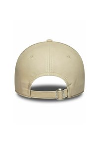 Beige Lederbaseballmütze mit einem gebogenen Schild, verstellbarem Riemen auf der Rückseite und einer strukturierten Oberfläche. Verfügt über einen oberen Knopf und Belüftungslöcher.