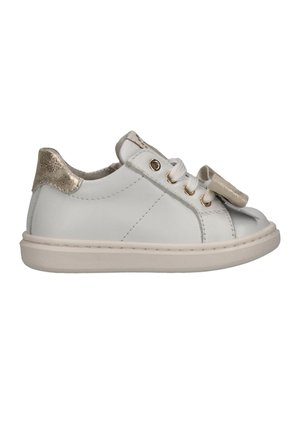 Sneaker in pelle bianca con dettagli dorati sul tallone e sulla linguetta, lacci bianchi e suola piatta in gomma, vista dal lato interno.