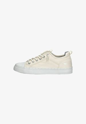 Helle beige Canvas-Low-Top-Sneaker mit weißer Gummizahlkappe, flachen Schnürsenkeln und subtiler Logo-Applikation an der Seite. Strukturiertes Seitenpanel und gestreifte Sohle.