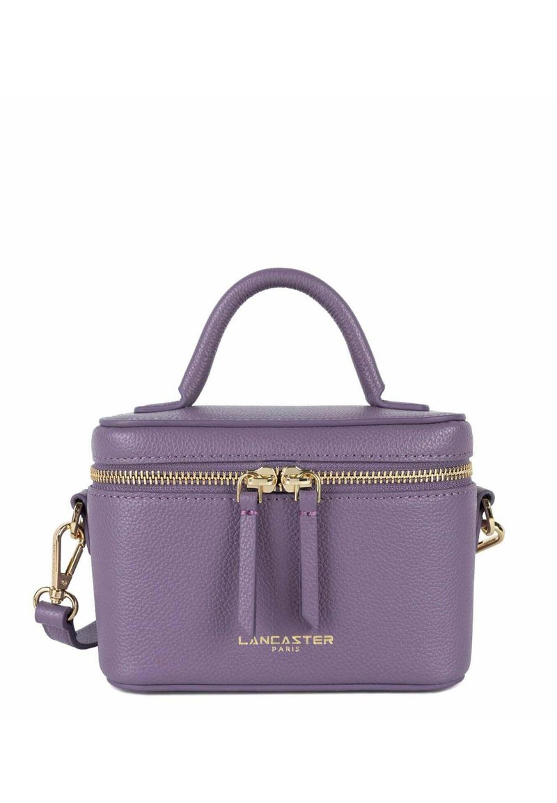 Borsa a tracolla in pelle viola con texture, hardware dorato, manico superiore e tracolla rimovibile. Presenta una chiusura con zip e branding frontale.