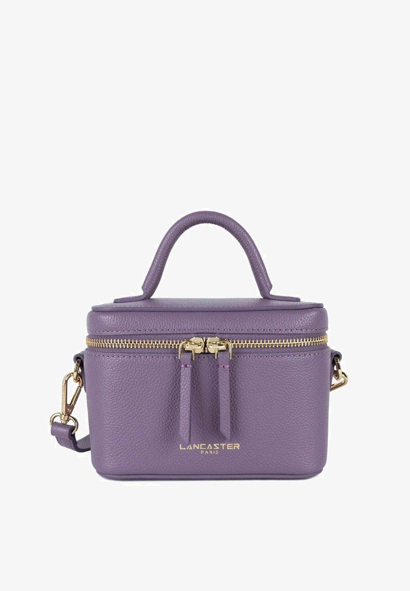 Borsa a tracolla in pelle viola con texture, hardware dorato, manico superiore e tracolla rimovibile. Presenta una chiusura con zip e branding frontale.