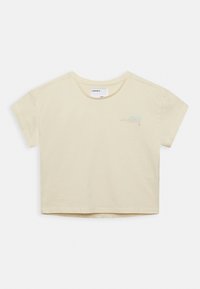 T-shirt cropped amarelo claro feito de algodão macio. Apresenta um decote redondo e mangas curtas, com um detalhe de texto minimal em azul e roxo.
