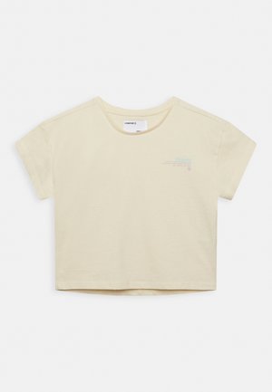 T-shirt cropped amarelo claro feito de algodão macio. Apresenta um decote redondo e mangas curtas, com um detalhe de texto minimal em azul e roxo.