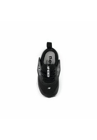 Chaussure de sport noire avec tige en mesh, semelle en caoutchouc et semelle intérieure rembourrée. Elle présente un logo "N" bien visible et une languette au talon.