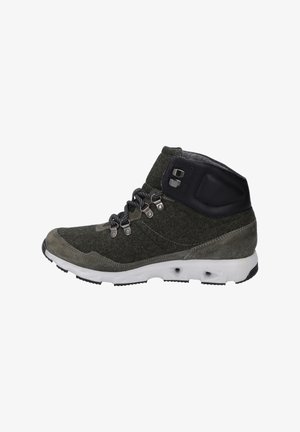 Chaussure de randonnée mi-haute en feutre vert foncé et en suède gris, avec des accents en cuir noir, des lacets gris et une semelle blanche rembourrée avec traction.