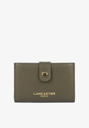 Portefeuille en cuir texturé vert olive avec logo Lancaster Paris doré et fermeture pression sur une lanière avant.