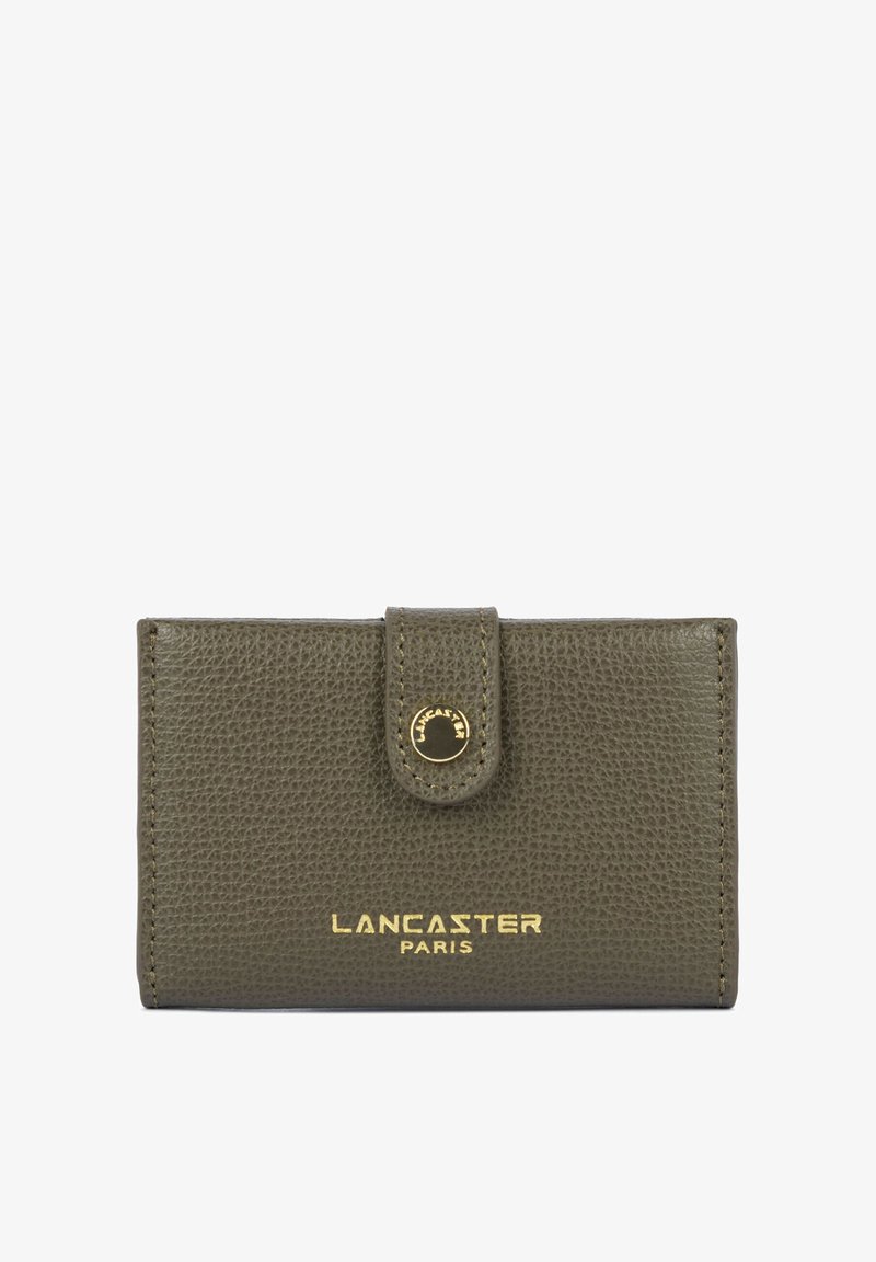 Portefeuille en cuir texturé vert olive avec logo Lancaster Paris doré et fermeture pression sur une lanière avant.