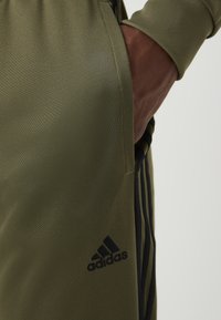 adidas Sportswear TRACKSUIT - Melegítő - olive strata