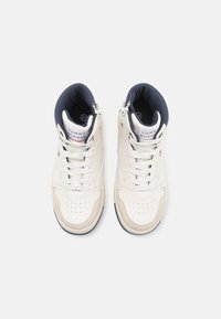 Sneaker alte con esterno in pelle bianca, dettagli blu navy e lacci bianchi. Presentano un'area della punta perforata e una chiusura con zip.