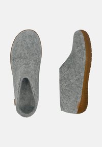 Grå filtsandaler utan häl med bruna gummisålar visade från ovan- och sidovy på vit bakgrund.