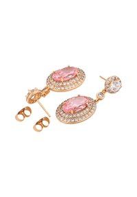 Cerceii cu pietre prețioase roz au un design oval, înconjurați de un halo de pietre mici clare, montați în metal de culoare aurie, cu prindere tip post și cleme de siguranță.