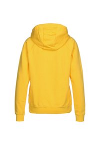 Keltainen huppari pehmeällä tekstuurilla, jossa kengurutasku sekä resorit hihoissa ja helmassa, nähtynä takaa.