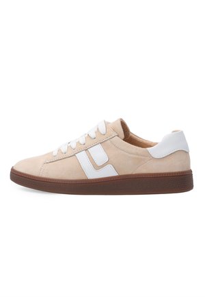 Beige suède sneaker met witte veters, wit hieltabje, wit zijlogo en een bruine geribbelde rubberen zool.