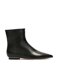Botín de cuero negro hasta el tobillo con un diseño elegante de punta afilada. Presenta una forma minimalista y un tacón plano, lo que realza su apariencia aerodinámica.