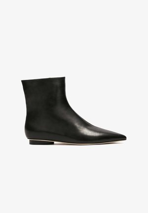 Botín de cuero negro hasta el tobillo con un diseño elegante de punta afilada. Presenta una forma minimalista y un tacón plano, lo que realza su apariencia aerodinámica.