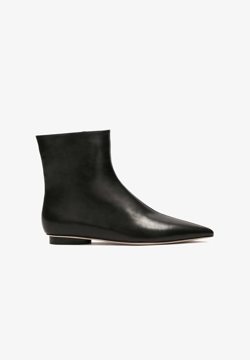 Botín de cuero negro hasta el tobillo con un diseño elegante de punta afilada. Presenta una forma minimalista y un tacón plano, lo que realza su apariencia aerodinámica.