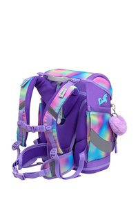 Lila Rucksack mit einem Farbverlauf aus pastellfarbenem Regenbogen. Enthält Mesh-Polsterung, verstellbare Träger und einen fluffigen Pom-Pom-Schlüsselanhänger.