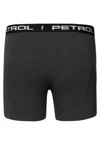 Tmavě šedé boxerky vyrobené z měkké tkaniny, se černým páskem s bílým nápisem "PETROL". Hladký povrch s minimem švů.
