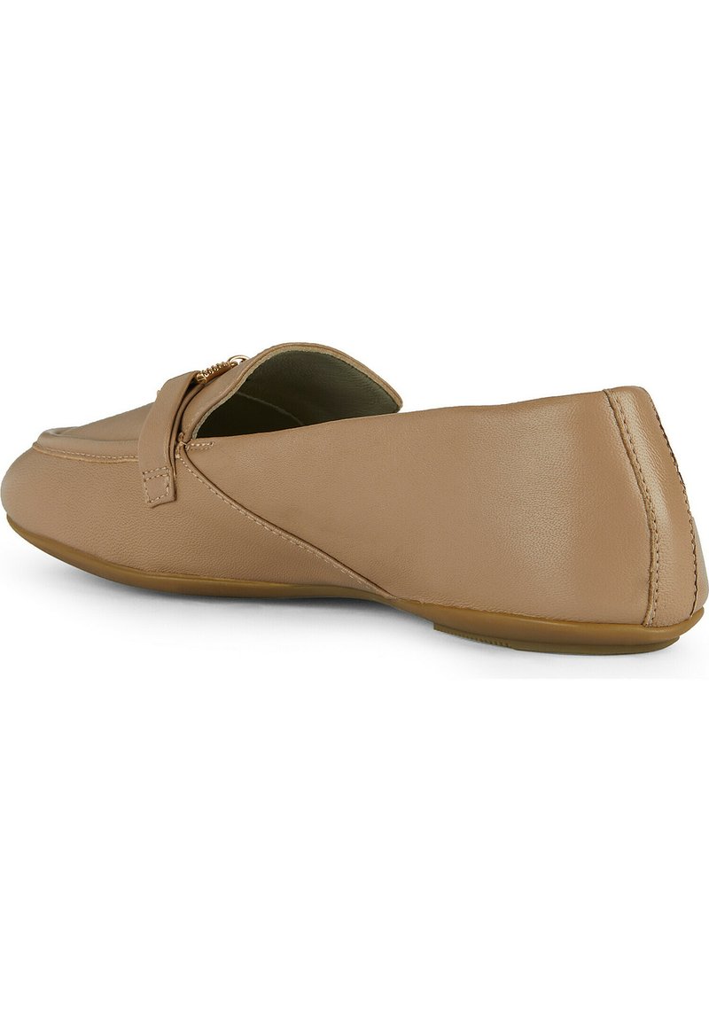 Tan leren platte schoen met een ronde neus, zijnaaddetails en een kleine decoratieve strik op de wreef. Glad oppervlak met een flexibele zool.