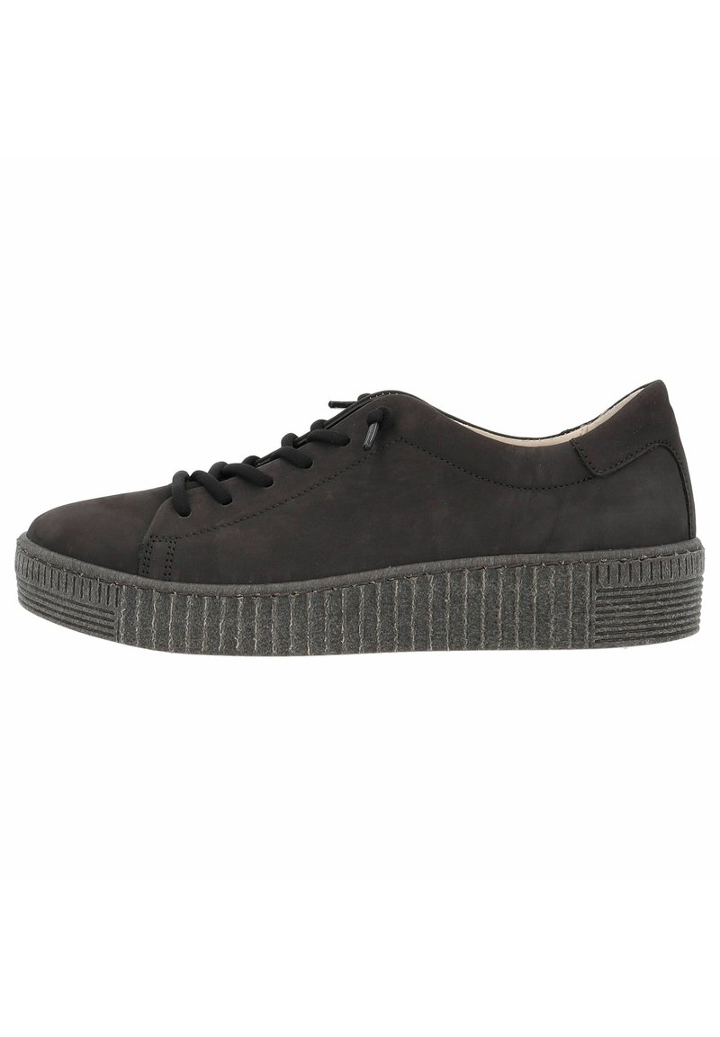 Schwarze Wildleder-Sneaker mit Schnürung, runder Zehenpartie und strukturiertem grauem Gummisohle, die vertikale Rillen und subtile Akzente aufweist.