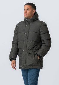Khaki pufferjakke med hætte, der har et kviltet design, trykknapper og to frontlommer. Materialet ser glat og isoleret ud.