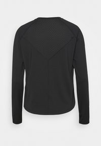 Černá košile s dlouhým rukávem, se síťovanou částí na zádech, s kulatým spodním lemem a hladkým povrchem tkaniny.