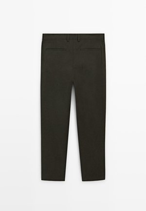 Donkergroene broek met een rechte snit, gemaakt van gladde stof. Bevat twee achterzakken, minimale stiksels en een standaard tailleband.