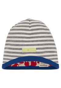 Beanie a righe grigie e bianche con risvolto blu, caratterizzato da un rivestimento rosso con piccoli motivi di uccelli e un'etichetta verde "loud + proud".