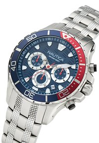 Orologio cronografo Nautica con quadrante blu, bracciale in acciaio inossidabile argento, ghiera blu navy e rossa, indicatori testurizzati e tre sottodial.