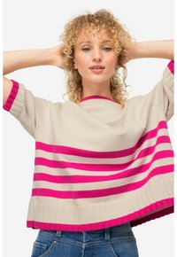 Maglione a maglia di un delicato beige chiaro con vivaci strisce rosa, collo e polsini a coste. Maniche corte e una vestibilità comoda che enfatizza una forma quadrata.