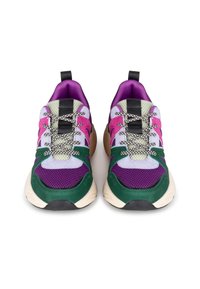 Moniväriset lenkkarit, joissa on violettia, vihreää ja mustaa kangasta, verkkokoristeita, teksturoidut nauhat ja paksu kermaisen valkoinen pohja.