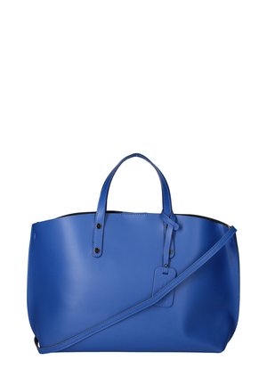 Borsa a tracolla sintetica blu con due manici superiori, tracolla rimovibile e etichetta. Presenta una texture liscia e una fodera interna nera.