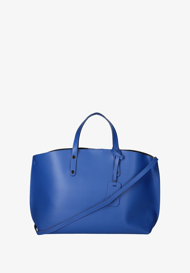 Blauwe synthetische draagtas met twee handgrepen aan de bovenkant, een afneembare schouderband en een label. Kenmerkt zich door een gladde textuur en een zwarte binnenvoering.