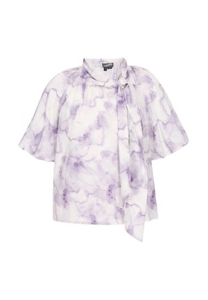 Biała bluzka z delikatnym wzorem akwarelowym w jasnym odcieniu fioletu, krótkie bufiaste rękawy, wysoki kołnierz oraz przytwierdzona długa kokarda po prawej stronie.
