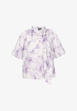 Biała bluzka z delikatnym wzorem akwarelowym w jasnym odcieniu fioletu, krótkie bufiaste rękawy, wysoki kołnierz oraz przytwierdzona długa kokarda po prawej stronie.