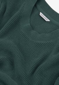 Suéter de punto verde oscuro con textura acanalada, que presenta un amplio escote redondo y la etiqueta "DAN JOHN" en el interior del cuello.