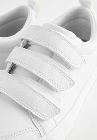 Next FASTENING FIT - Boty se suchým zipem - white
