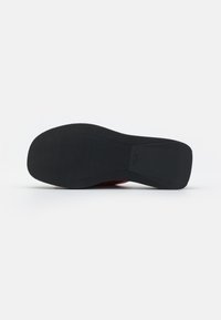 Vagabond COURTNEY - Mules de salto - red