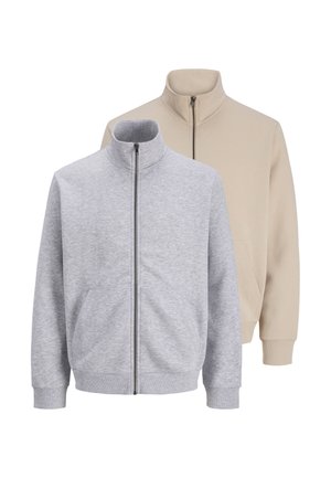 To sweatshirts med lynlås og stående kraver, en lysegrå foran og en beige bagved, begge med ribbede manchetter og lommer.