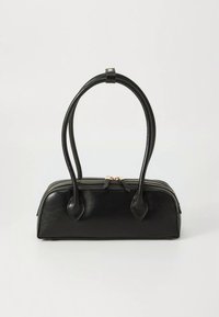 Μαύρη δερμάτινη τσάντα χειρός με στρογγυλεμένο σχήμα, διπλές λαβές, χρυσό φερμουάρ και λεία υφή. Διαθέτει μινιμαλιστικό σχεδιασμό.