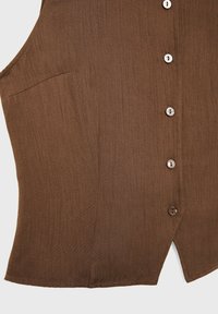 Brązowa bezrękawnik z teksturowanej tkaniny, z pięcioma guzikami i lewą kieszenią z wąskim dołem.