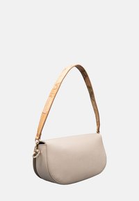 Borsa sintetica beige con una texture liscia e un design curvo. Presenta una tracolla marrone con motivo e un dettaglio in metallo dorato.